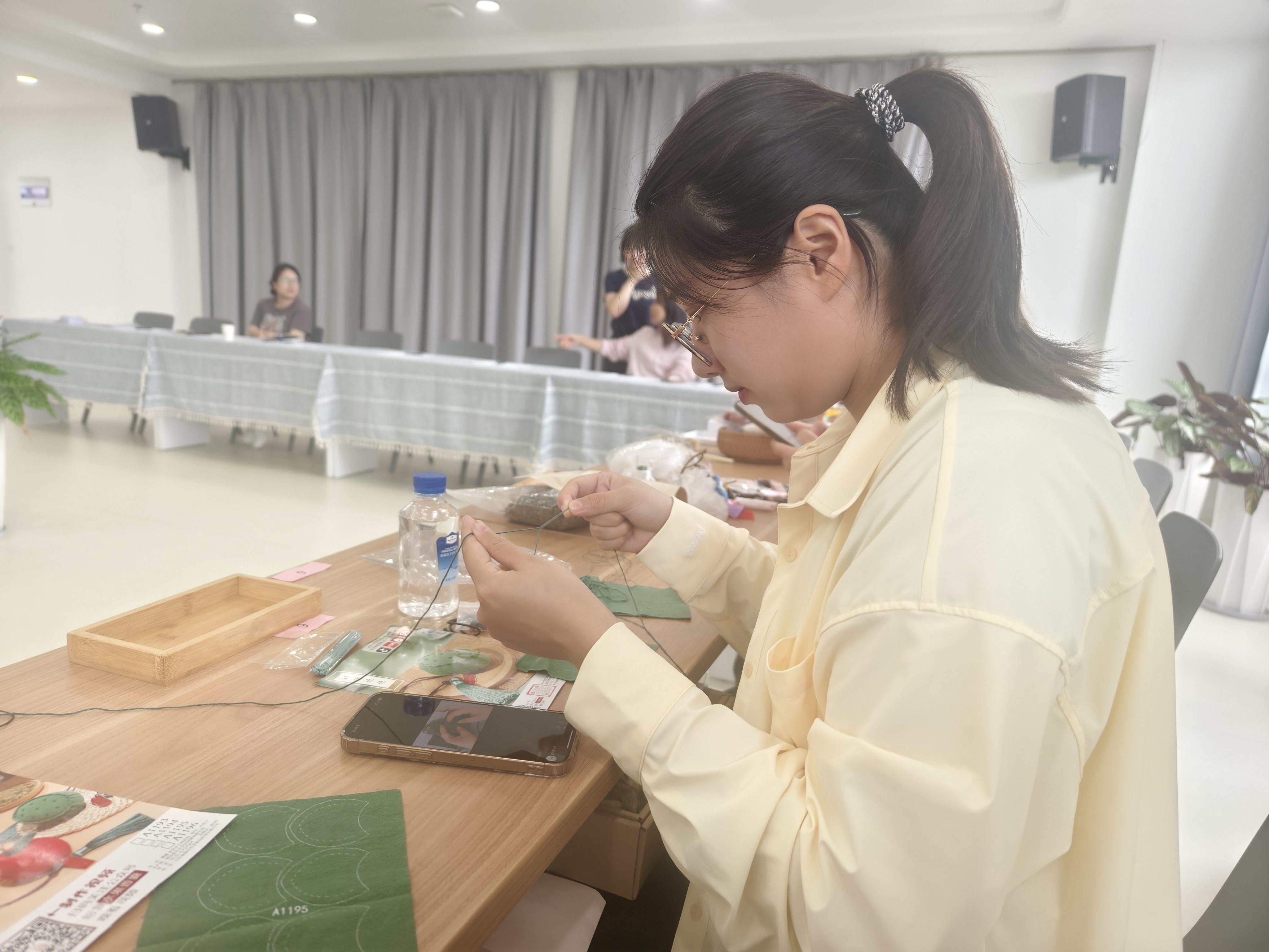 2024-2025学年第二学期工会活动简讯 巧手绣香包，非遗绽光彩