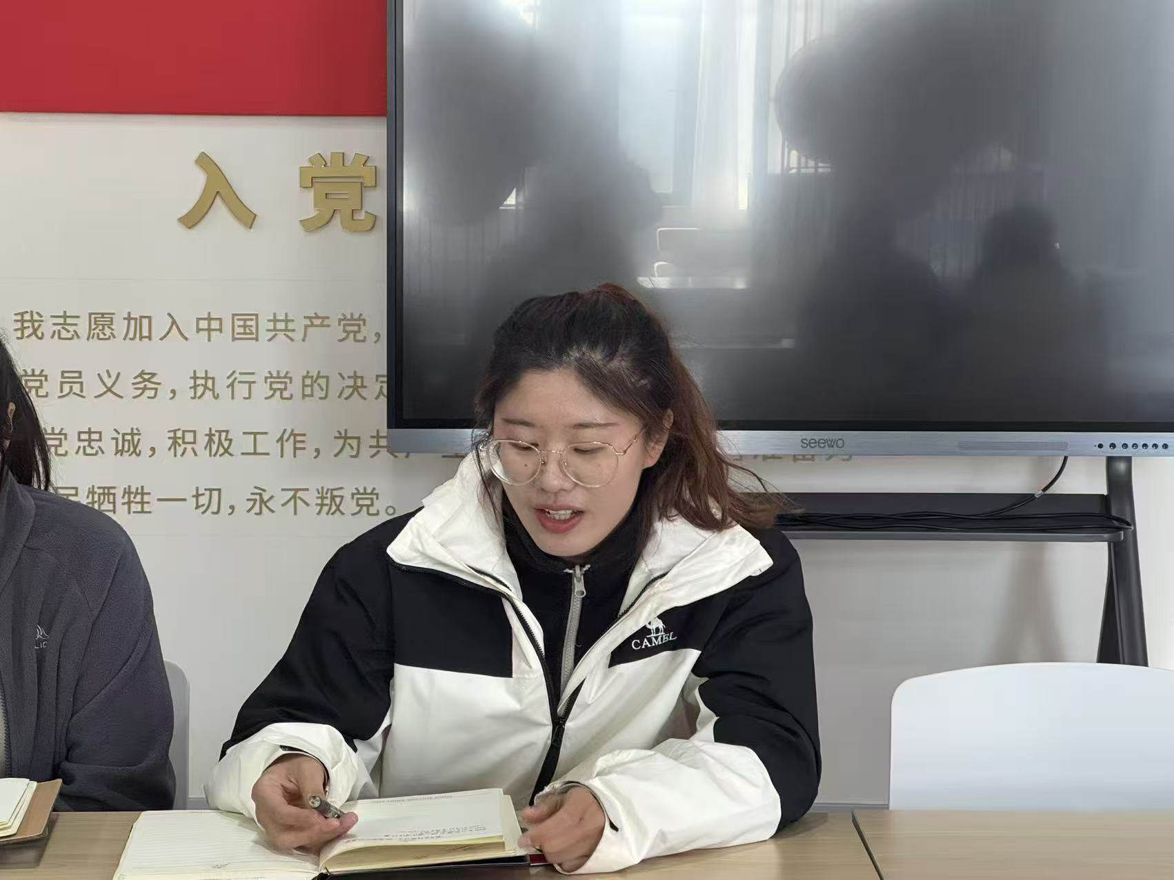 2025-2026学年第一学期党团活动简讯 重温誓词明初心，深化思想强引领